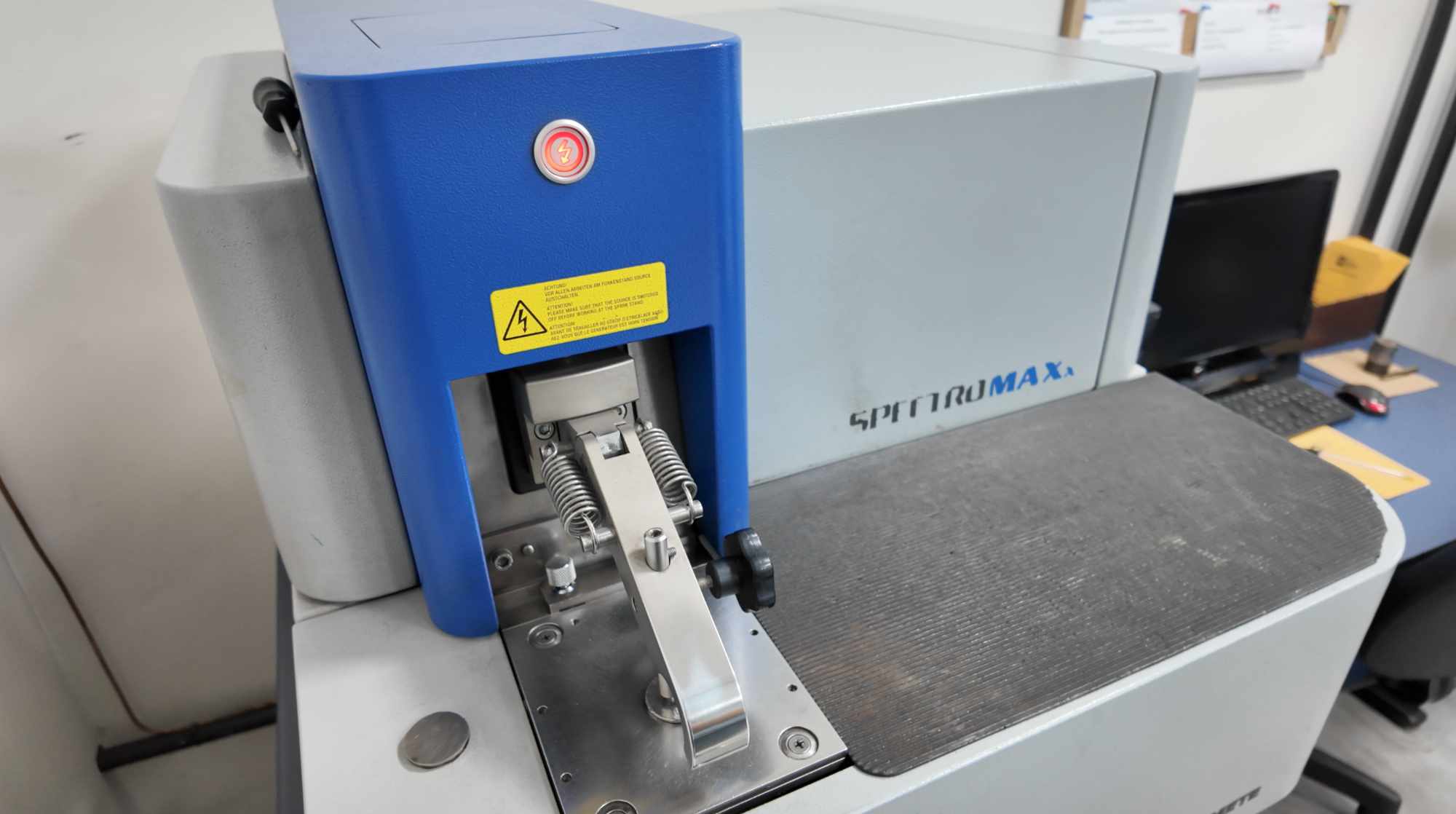 Laboratório da Servmetal: controle de areia, dimensional, químico e metalográfico